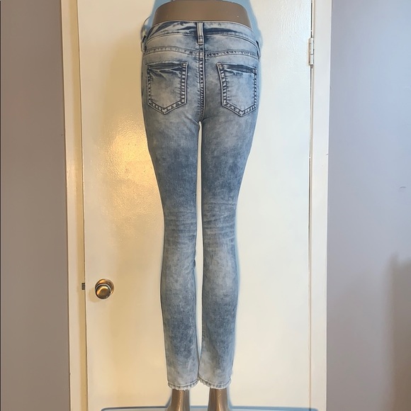 Silver Jeans Distressed Acid Wash 29” Inseam - Picture 5 of 14